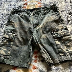 Volcom men’s size 32 camo cargo shorts. Have been washed and worn.